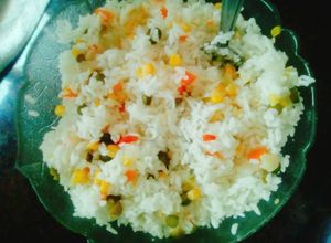 Una foto de Arroz blanco con pickles, pepinillos, aceitunas y choclo!! 👌