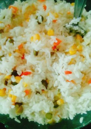 Una foto de Arroz blanco con pickles, pepinillos, aceitunas y choclo!! 👌