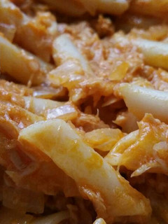 Una foto de Macarrones con tomate frito y Atún😋