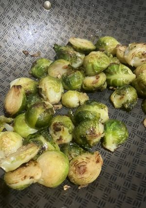 Una foto de Coles de Bruselas salteadas