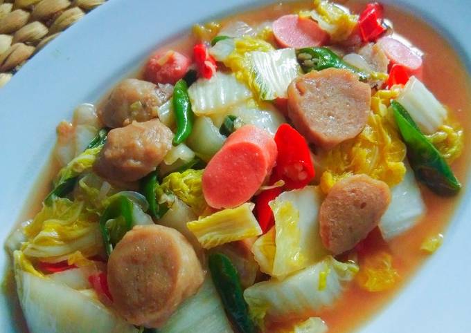 Bagaimana Menyiapkan Tumis sawi bakso saus tiram Anti Gagal