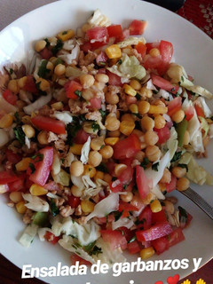 Una foto de Ensalada de garbanzos y carne de soya