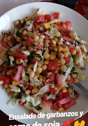 Una foto de Ensalada de garbanzos y carne de soya