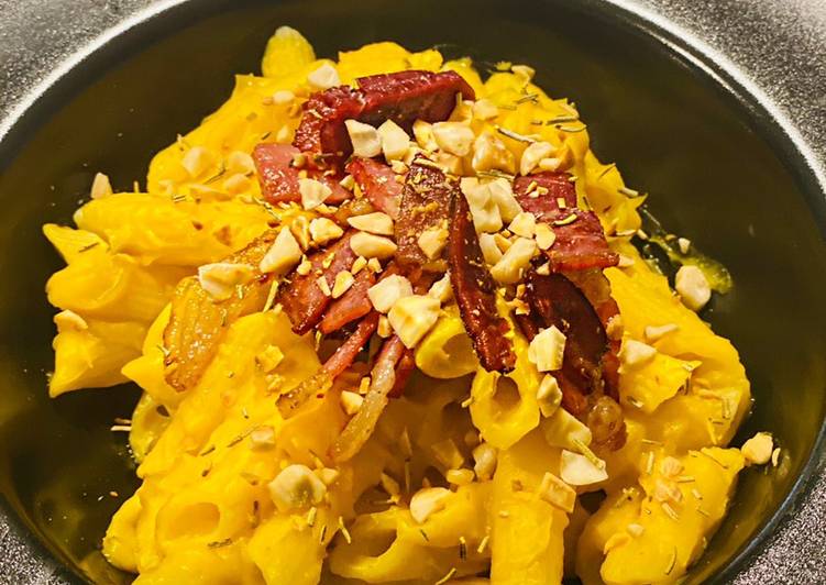 Steps to Prepare Quick Pasta con crema di zucca, speck e mandorle