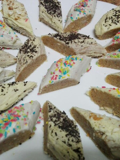 Una foto de Galletas sin horno con chocolate blanco, ricas y fáciles