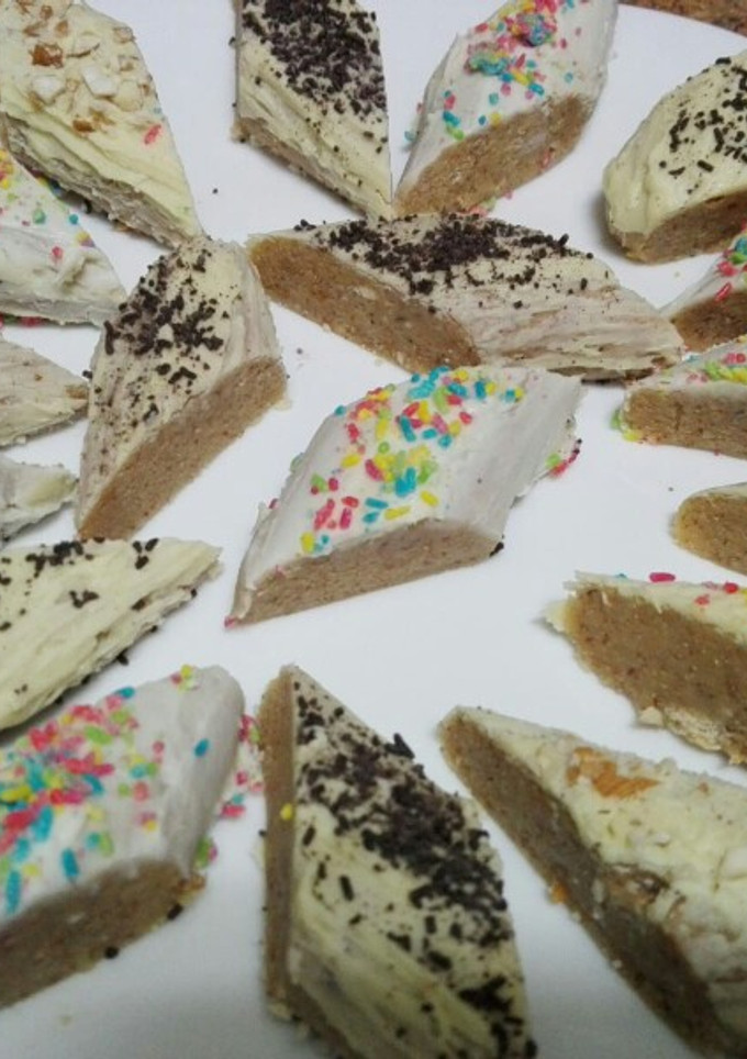 Una foto de Galletas sin horno con chocolate blanco, ricas y fáciles