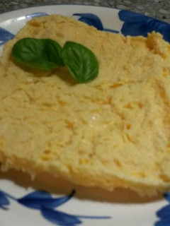 Una foto de Omelette de queso y albahaca