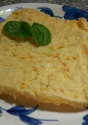 Una foto de Omelette de queso y albahaca