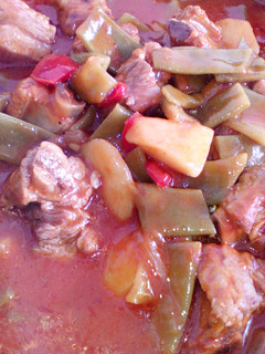 Una foto de Costillas de cerdo con🍜🍖 frejoles