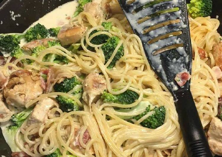 Steps to Prepare Speedy Creamy Broccoli, Chicken, Bacon Pasta