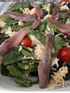 Una foto de Ensalada templada de arroz y espinacas