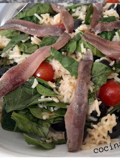 Una foto de Ensalada templada de arroz y espinacas