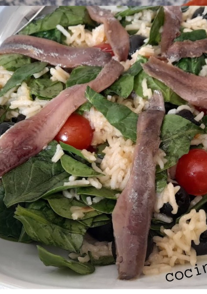 Una foto de Ensalada templada de arroz y espinacas