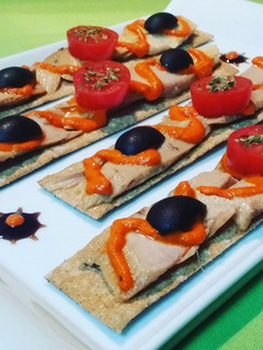 Una foto de Biscotes con ventresca de atún y paté de piquillos