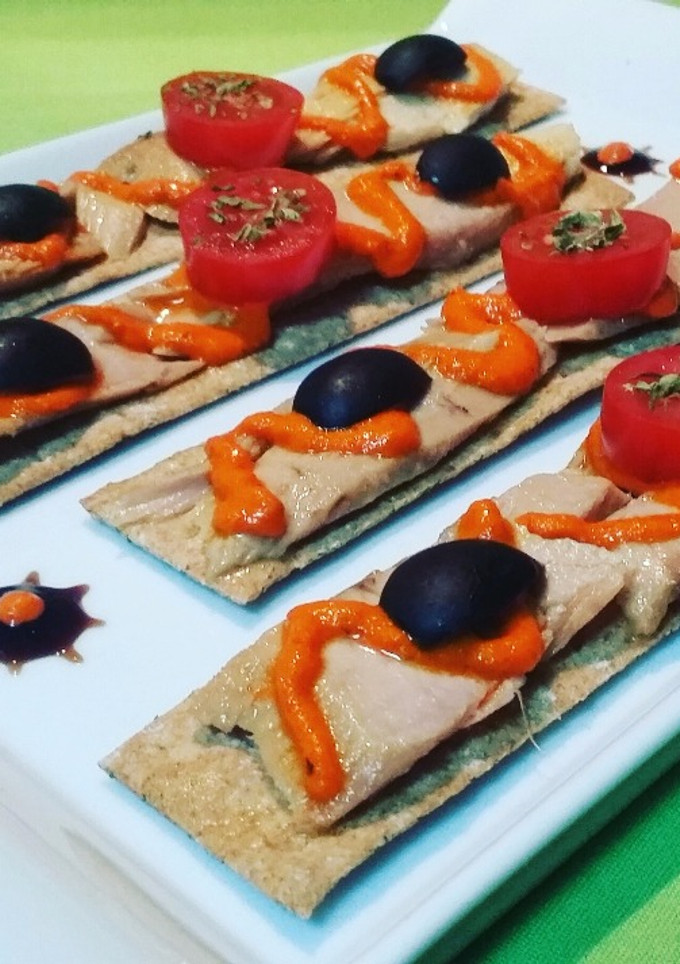 Una foto de Biscotes con ventresca de atún y paté de piquillos