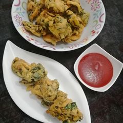 A picture of Spinach onion pakoda.