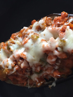 Una foto de Berenjenas rellenas de carne picada y champiñones