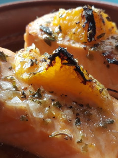 Una foto de Salmón al horno con naranja y limón