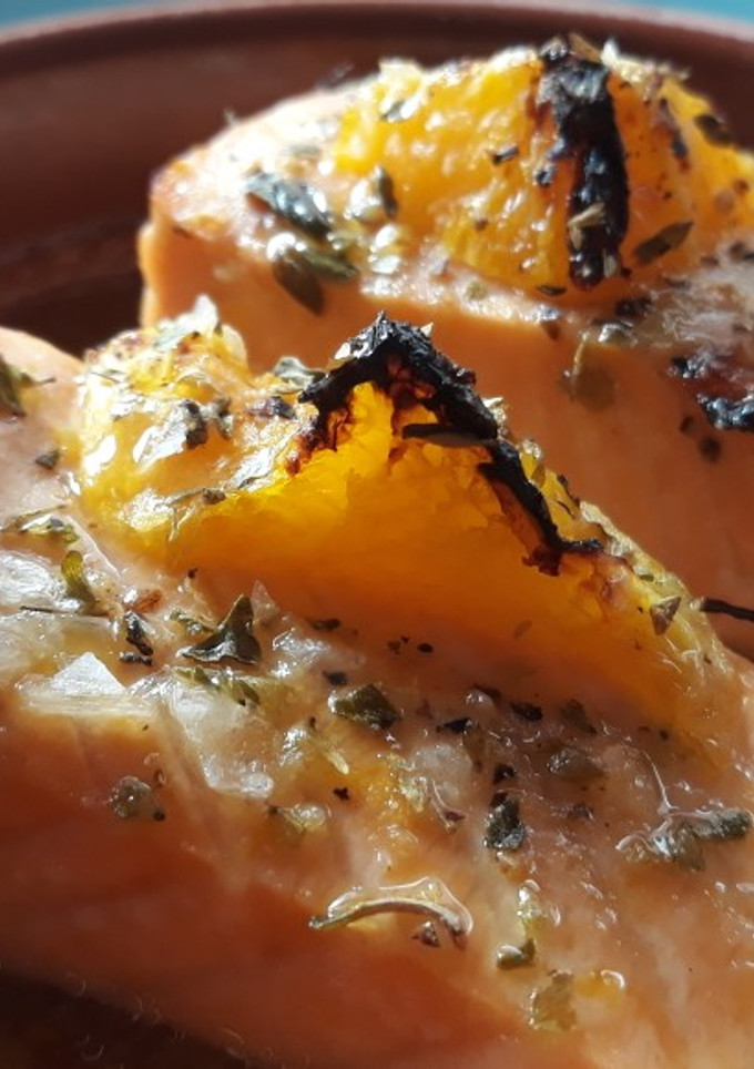 Una foto de Salmón al horno con naranja y limón