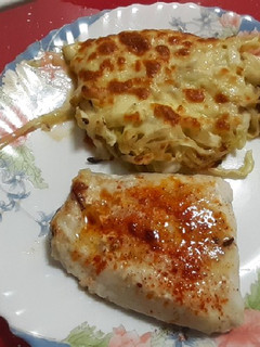 Una foto de Merluza a la plancha con repollo gratinado