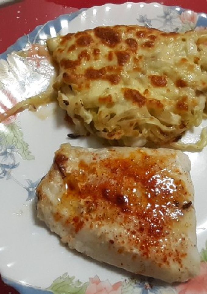 Una foto de Merluza a la plancha con repollo gratinado