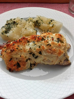 Una foto de Salmón con costra de cebolla y queso