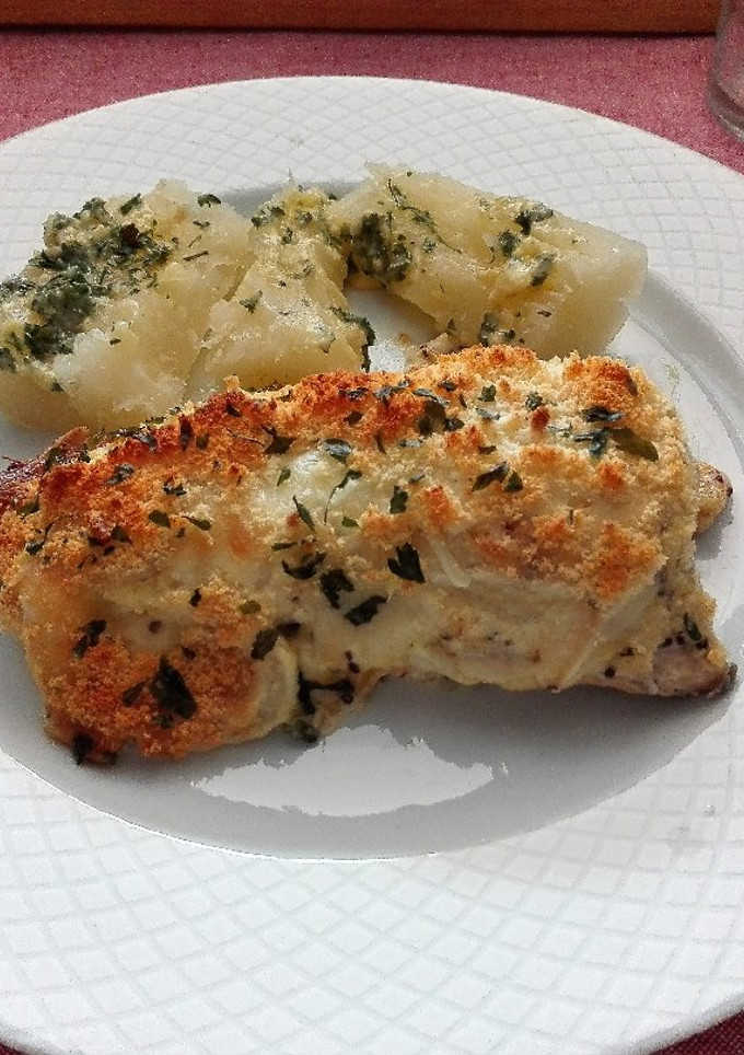 Una foto de Salmón con costra de cebolla y queso