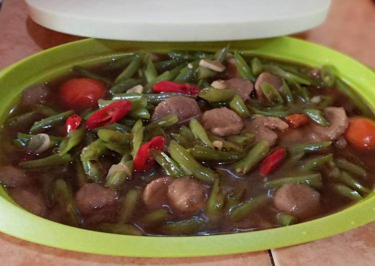 Proses meracik Oseng Buncis Bakso yang Menggugah Selera