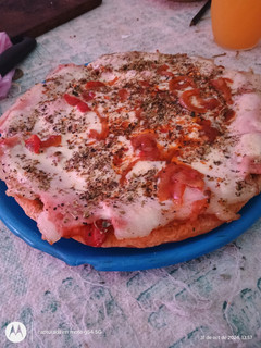 Una foto de Pizza casera sin gluten masa con premezcla, todos los ingredientes son sin tacc