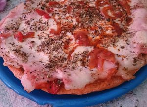 Una foto de Pizza casera sin gluten masa con premezcla, todos los ingredientes son sin tacc