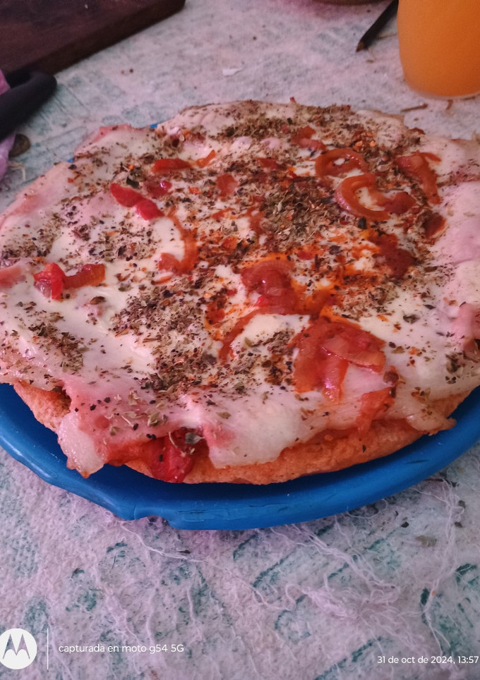 Una foto de Pizza casera sin gluten masa con premezcla, todos los ingredientes son sin tacc
