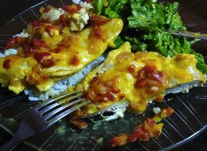 Una foto de Suprema de pollo con mostaza, cebolla y morrón