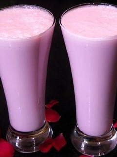 குளிரூட்டும் ரோஸ் மில்க் (Kulirootum Rose Milk Recipe in Tamil) செய்முறை முக்கிய புகைப்படம்
