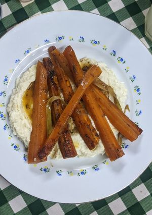 Una foto de Puré cremoso de coliflor + zanahorias glaseadas