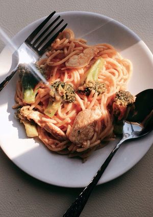 รูปของ เส้นบุก(แบบสปาเก็ตตี้)ผัดซอสมะเขือเทศใส่อกไก่ใส่ผัก #อาหารคลีน #อาหารสุขภาพ