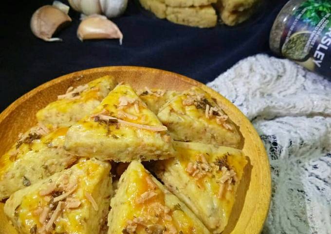 Langkah Mudah untuk Membuat 🌸 Garlic Cheese Cookies / Kukis Bawang Keju yang Lezat