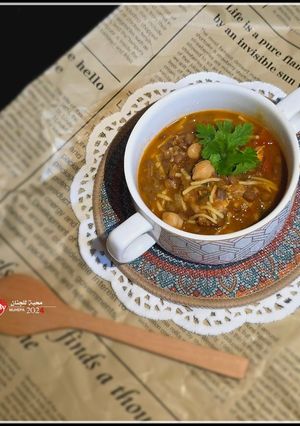 صورة لوصفة شوربة العدس البني مع الدجاج /أو قطع اللحم 🍲