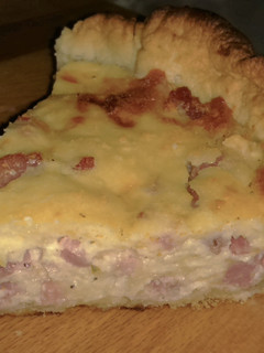 Una foto de Quiche de mozzarella, jamón y lacón