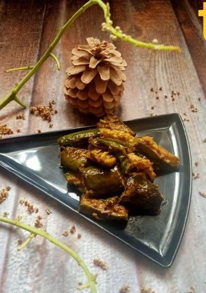আমড়ার মুকুল দিয়ে বেগুন (aamrar mukul diye begun recipe in Bengali) রেসিপির প্রধান ছবি