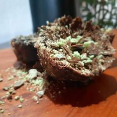 A picture of No bake aero cake.