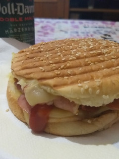 Una foto de Bacon queso y algo más