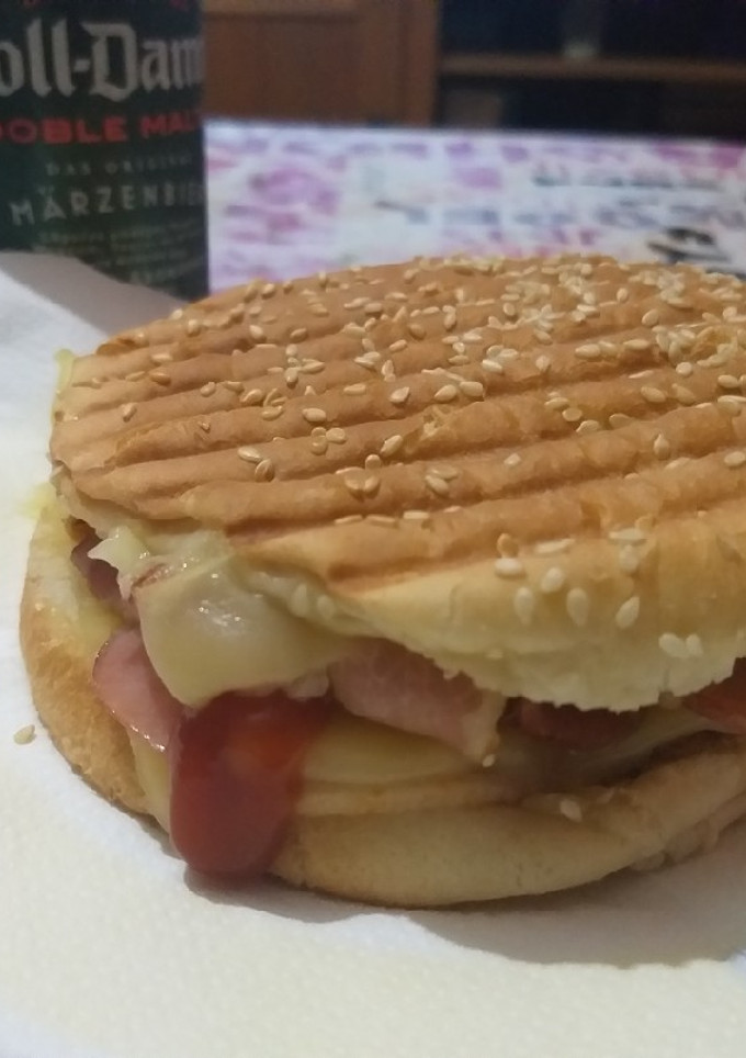 Una foto de Bacon queso y algo más