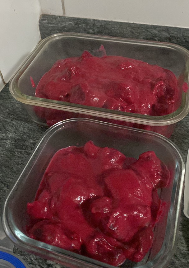Una foto de Ñoquis de betarraga con salsa de betarraga