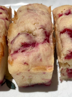 Une photo de Mini cakes citron coco framboises