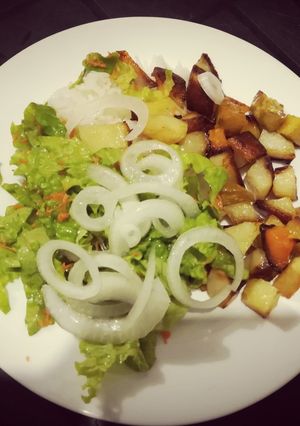 Una foto de Papas, boniato, zapallo al horno con arroz y ensalada