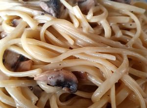 Una foto de Spaghetti con champignones y crema