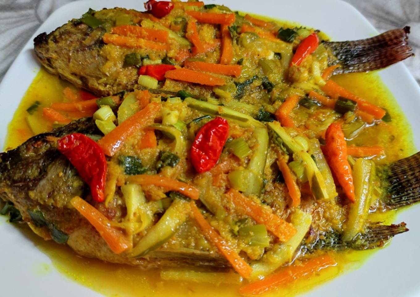 Ikan mujair acar kuning