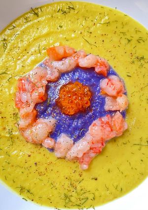 Foto di Vellutata di rosette di cavolfiore, cavolo viola, gamberi rossi crudi e uova di salmone