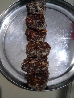 A picture of Khajur rolls.