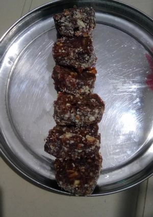 A picture of Khajur rolls.